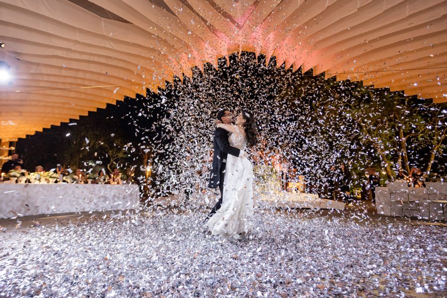 Novios saliendo entre una lluvia de confeti