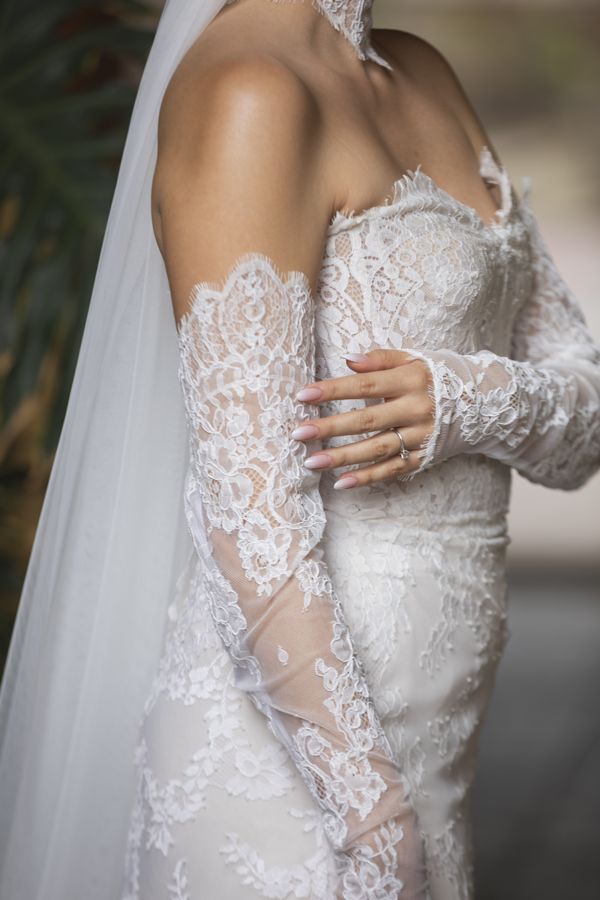 Detalle del encaje de la manga del vestido de novia