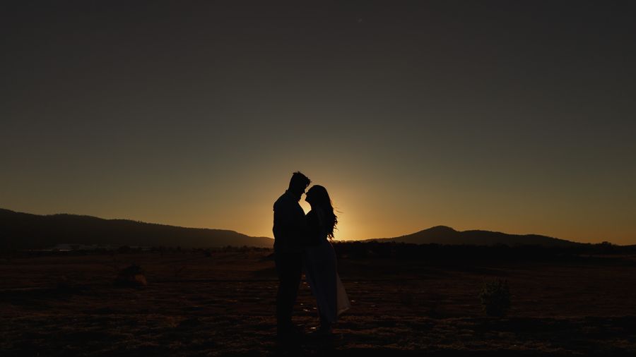 Silueta de los novios al atardecer en el campo